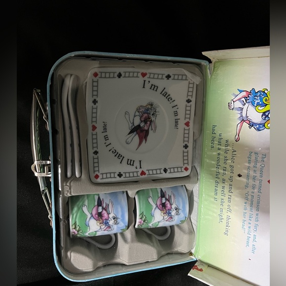 Alice in Wonderland, mad Hatter, white rabbit lunch box tea set - Picture 2 of 14